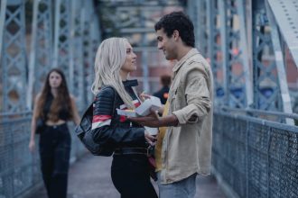 Ídolos llega a los cines envuelta en brillo, pasión y mucha emoción.