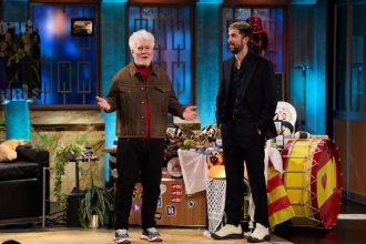 Almodóvar agita el access en un jueves de ajustes