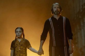 ‘Atrapando a un monstruo’ Bryan Fuller debuta en el cine con una fábula oscura y sorprendente (1)