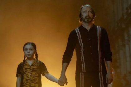 ‘Atrapando a un monstruo’ Bryan Fuller debuta en el cine con una fábula oscura y sorprendente (1)