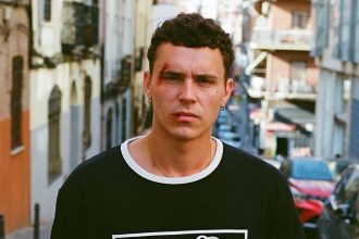 'Hugo 24' Arón Piper pone rostro a una generación que vive al límite
