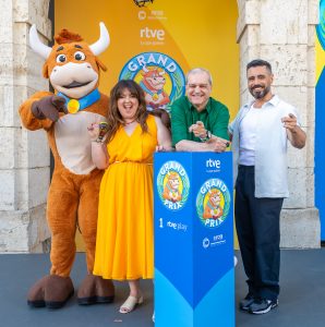 01 Presentacion Grand Prix_Presentadores y vaquilla
