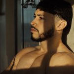 Adames nos abre las puertas de su universo transmedia con 'Música Para La Playa'