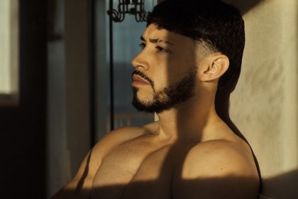 Adames nos abre las puertas de su universo transmedia con 'Música Para La Playa'