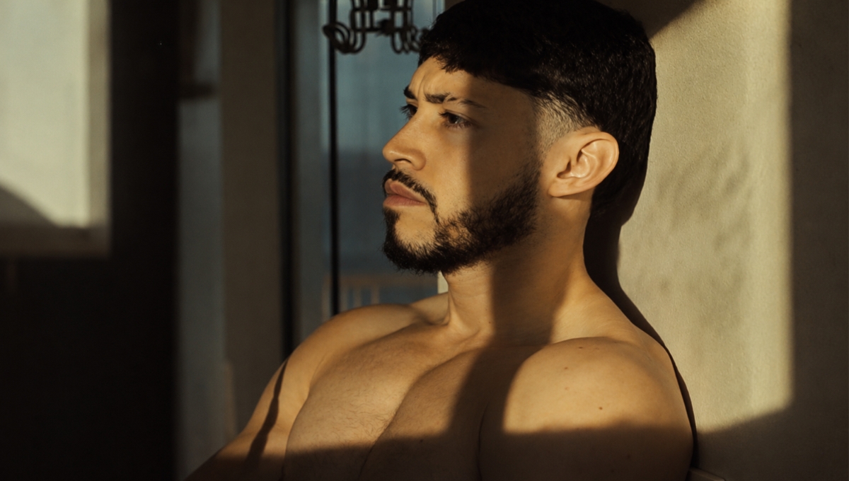 Adames nos abre las puertas de su universo transmedia con 'Música Para La Playa'